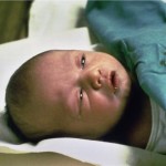 Bébé en état de choc psychologique après avoir été circoncis