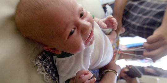 Bébé effrayé par la circoncision