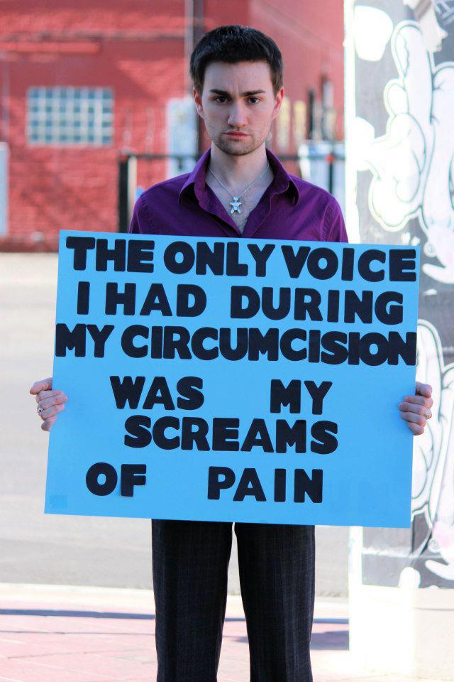 Un homme circoncis manifeste