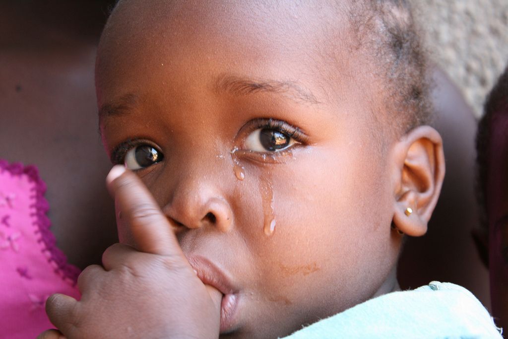 Petite fille noire en train de pleurer