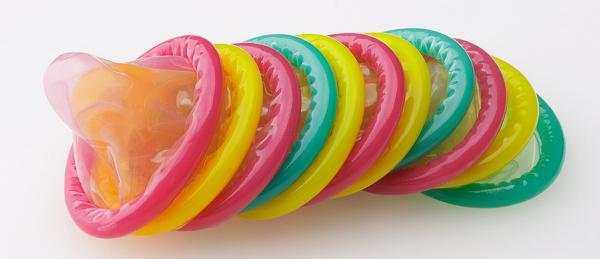 Des préservatifs de différentes couleurs