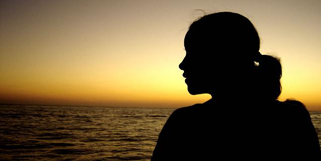 Une femme regarde la mer