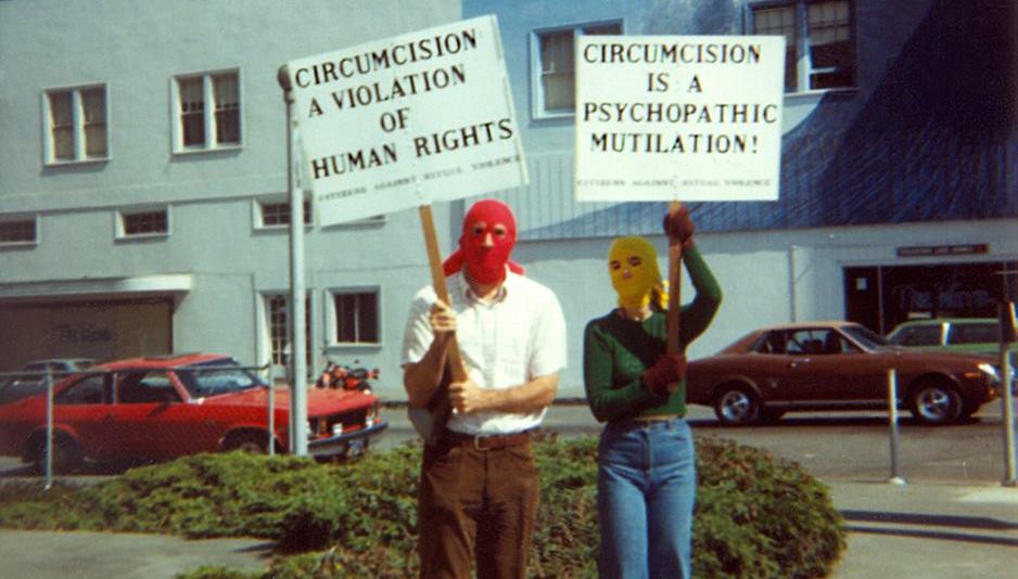 Brother K et Carol Anne manifestent contre la circoncision