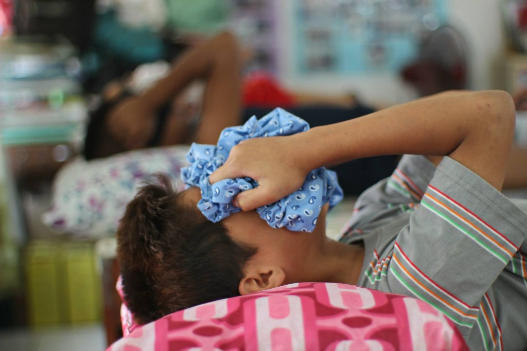 Douleur d'un jeune garçon circoncis aux Philippines