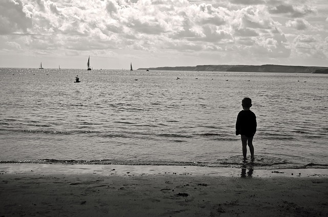 enfant seul regarde mer ciel