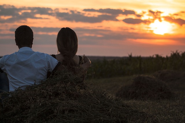 couple homme femme couché soleil dos