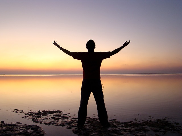 homme libre plage coucher soleil