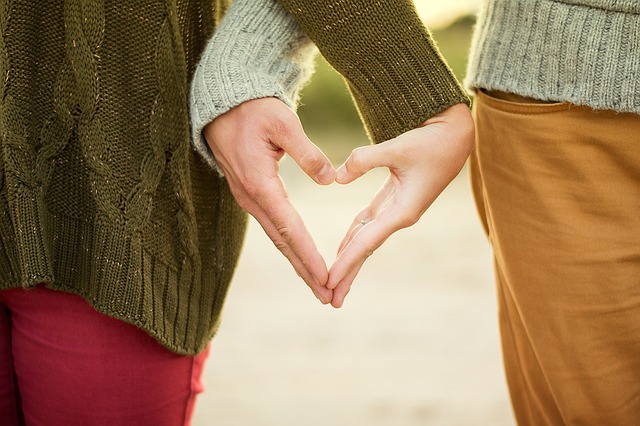 couple mains forment coeur