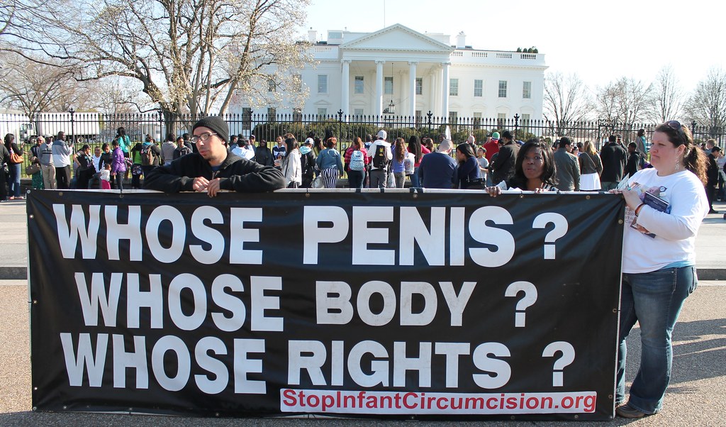 manifestation contre la circoncision aux etats-unis avec panneau géant