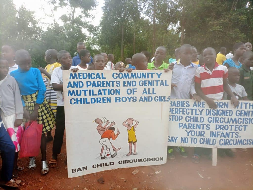 manifestation contre la circoncision des filles et des garçons en afrique