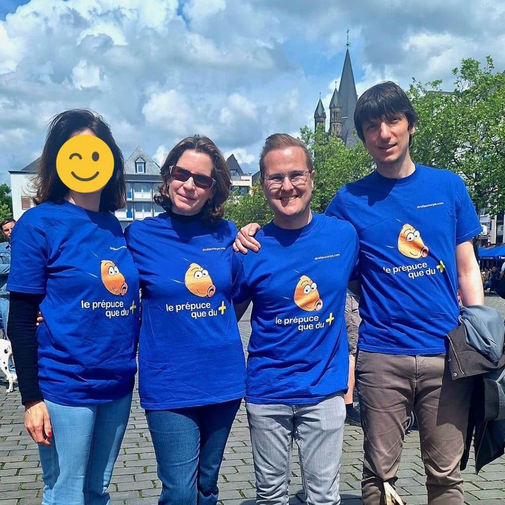 Photo de l'équipe de Droit au Corps présente à Cologne pour la Journée mondiale pour l'autonomie génitale 2024