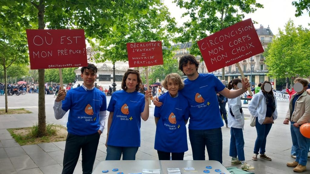 Des militants de Droit au Corps manifestent pour l'abandon de la circoncision non consentie et du décalottage forcé